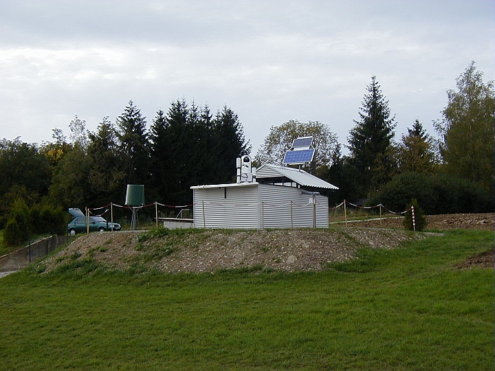 002a_Station.JPG -   Observing Station with opened Roof  -  Beobachtungsstation mit geoeffnetem Dach  
