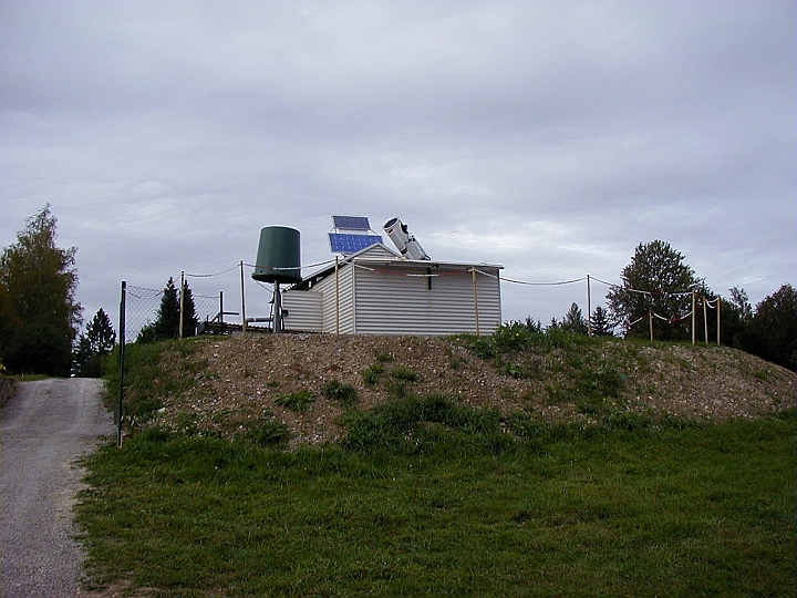 002c_Station.jpg -   Observing Station with opened Roof  -  Beobachtungsstation mit geoeffnetem Dach  