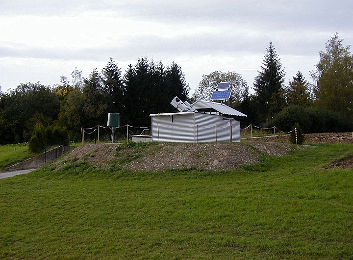 002h_Station.jpg -   Observing Station with opened Roof  -  Beobachtungsstation mit geoeffnetem Dach  