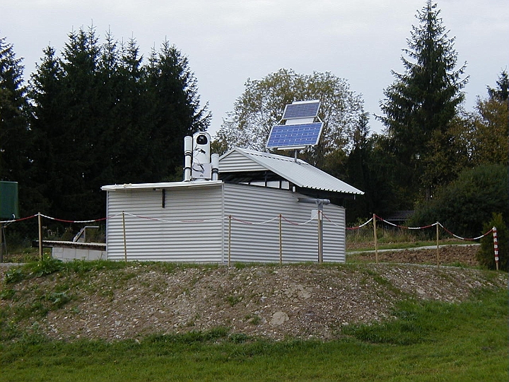 002i_Station.jpg -   Observing Station with opened Roof  -  Beobachtungsstation mit geoeffnetem Dach  