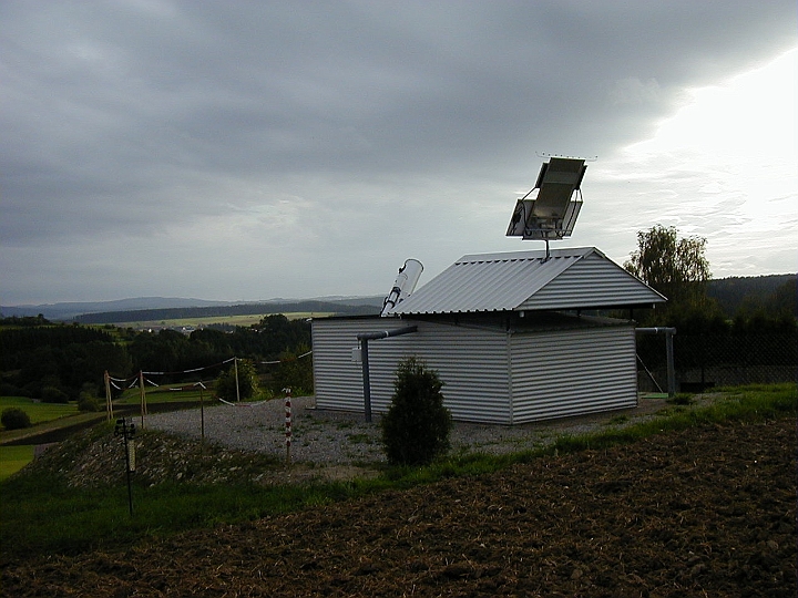 002j_Station.JPG -   Observing Station with opened Roof  -  Beobachtungsstation mit geoeffnetem Dach  