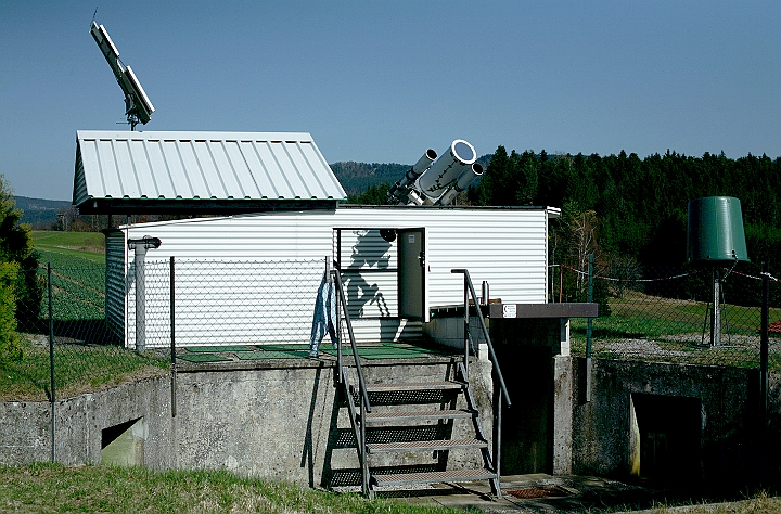 006c_Station.JPG -   Observing Station with opened Roof  -  Beobachtungsstation mit geoeffnetem Dach  