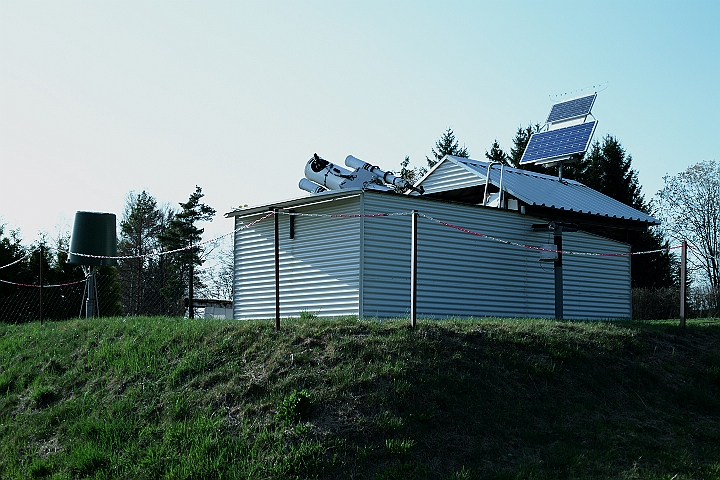 006h_Station.JPG -   Observing Station with opened Roof  -  Beobachtungsstation mit geoeffnetem Dach  