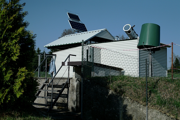 006i_Station.JPG -   Observing Station with opened Roof  -  Beobachtungsstation mit geoeffnetem Dach  