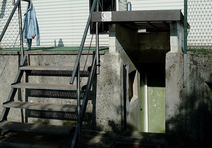 006j_Station.JPG -   Entrance to the Bunkerr  -  Eingang zum Bunker  